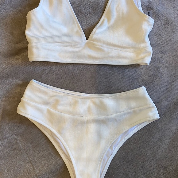 White bikini - Picture 2 of 2